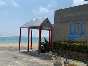 ホテル棟入口です。チェックイン、レストランはこちらからお入りください。