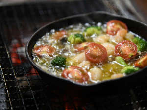 【BBQ(一例)】スキレットで熱々のアヒージョを!BBQ料理のバリエーションは無限大!