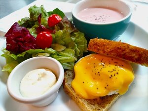 洋朝食(一例) 紅芯大根のスープ、サラダ、パン