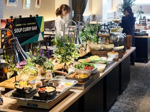 和洋食を中心とした約60品が揃うメニューからお好きなものをご自由にお取りいただくスタイルです。