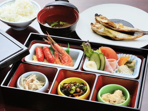 【朝食<別注>】魚心 地魚干物の和朝食 ※簡易調理有