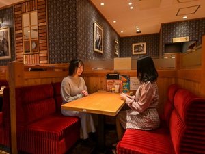 落ち着いた雰囲気のコメダ珈琲店内
