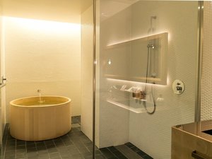 【本館デラックスツインルーム/46u】足を伸ばしてゆったり浸かれる広さの丸型のバスタブは檜葉の木を使用