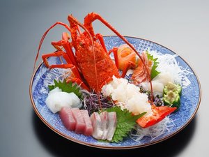 【ご夕食イメージ】9月〜12月 豪華伊勢海老のお造り 提携店でお召上がり頂けます。旅館から安心送迎