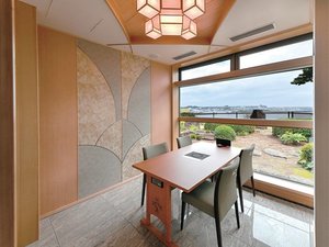 食事処≪水輝≫全室個室で、椅子とテーブルのお席です。