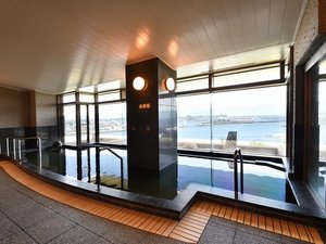 磯の湯:石造りの大浴場。