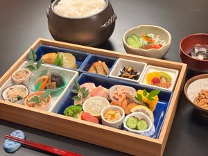 旬の美味しいものを少しずつお召し上がりいただける朝食。7:30〜9:00(写真はイメージ)