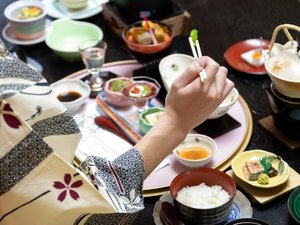 *実際のお食事風景をイメージした一枚。ゆったりとした時間の中で料理をご堪能いただけます。