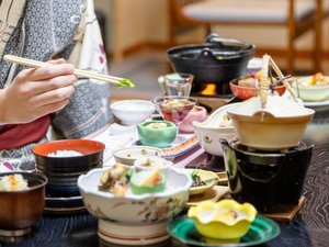 *実際の夕食シーンをイメージした写真。夕食はお部屋にてお楽しみ下さい。