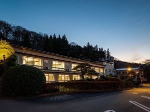 *夜間でも落ち着いた雰囲気が伝わる宿の佇まい。静かな環境でゆっくりお休みいただけます。