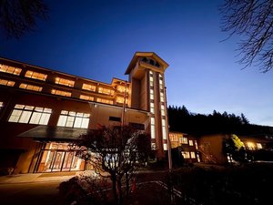 *敷地全体を見渡せる夜景の外観写真。昼間とは異なる表情をお楽しみいただけます。