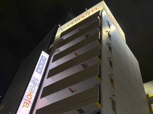 静かな夜に佇む、優しい光のランドマーク