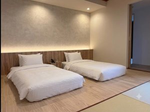 山が眺められる和洋室(ベッドルーム)