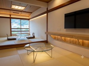 山が眺められる和洋室(琉球畳のリビングルーム)