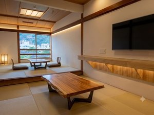 山が眺められる和洋室(琉球畳のリビングルーム)