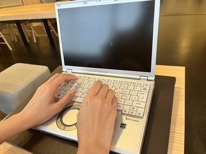 ラウンジでメールチェック※利用時間11:00〜24:00