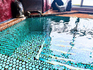岩風呂天然温泉付き客室:プライベートに気兼ねなく温泉を楽しむ