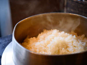 【夕食・朝食】ご飯は北会津産のコシヒカリをご用意。寒暖差の激しい盆地気候で食味豊かなお米は育ちます。
