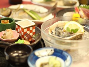 【美保関の旬魚介会席】夏は島根県産の大ぶりな岩ガキを。9月〜6月は紅ずわがにのお刺身をご提供♪
