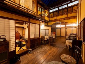 【本館】築百余年を経た本館。ロマンを感じさせる雰囲気をぜひ。