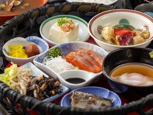 【朝食】地魚の干物に白イカの刺身、しじみ汁 ※仕入れ状況により異なります