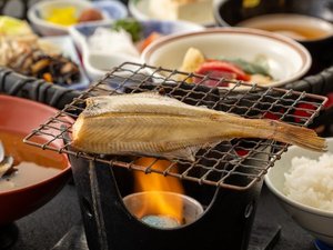 【朝食】地魚の干物に白イカの刺身、しじみ汁 ※仕入れ状況により異なります