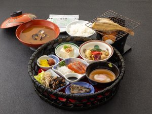 【朝食】地魚の干物に白イカの刺身、しじみ汁 ※仕入れ状況により異なります