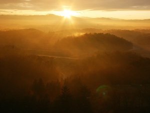 11〜12月に発生する「夕霧」、ホテル西側客室から秩父山系に沈むサンセットとともにご覧いただけます。