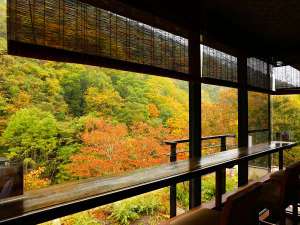 【施設】紅葉香漂う秋の月見台。