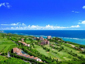 【ホテル外観】碧の海とサンゴ礁のリーフが壮大なコントラストを描く、絶景のロケーションに位置するホテル