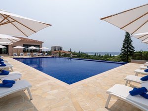 【屋外プール】海と空のパノラマの絶景を背景にした宿泊者専用プール。