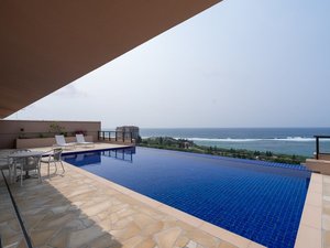 【プレミアプールスイートオーシャン】海と空が織りなす“蒼の楽園”を心ゆくまでお楽しみいただけます。