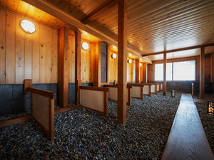 �y��Ε��C�z�㉤�΂�Ԍ�e�A�g���}�����z�΂ȂǁA�������15��ނ̖�΂�~���l�߂����N���C�i�L���j