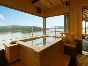 �y���ʎ��@�Ν́z�܂�ŊC�ɕ�����ł���悤�ȓW�]���C