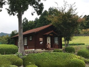 【ログハウス(例)】緑豊かな敷地内に佇むスウェーデン直輸入のログハウス。前には湖東平野が広がります。