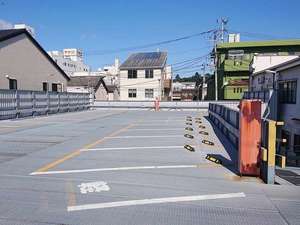 提携駐車場は2階建て、大型車は別途ご案内します。