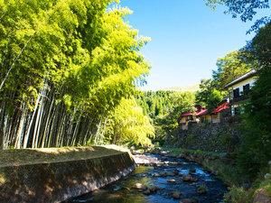 【離れ/川沿い】黒川の自然の中にひっそりと佇み、傍らには田の原川が緩やかに流れています。
