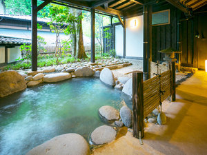 【母屋特別室B/露天風呂付】草木のざわめきや鳥のさえずりを聞きながら湯浴みをお楽しみいただけます