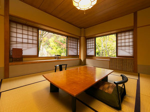 【母屋客室/和室10畳】母屋2階にある落ち着いた雰囲気の和室。窓から望む長閑な風景に癒されます。