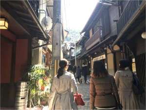 温泉街まで徒歩約5分です。風情ある有馬の街で食べ歩きやお買い物を♪
