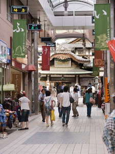 【道後観光】道後温泉商店街!夜遅くまで開いてるのも嬉しい!