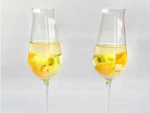 【宿泊プラン特典】季節のフルーツスパークリングワイン(女子旅プラン一例)