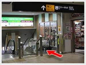 3 改札を出ましたら出口に向かって降りて下さい