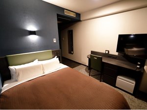 シンプルで機能的なコンパクトサイズのお部屋にダブルベッドをご用意いたしました