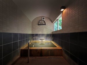 掛け流しの貸切風呂「桧の森」/かまくら風呂(別途有償)