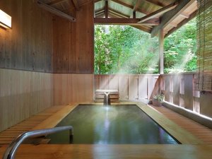 掛け流しの貸切風呂「桧の森」/ひのき露天風呂(別途有償)