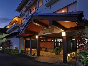 かっぱの宿三治郎 湯の里 玄関(夕景)