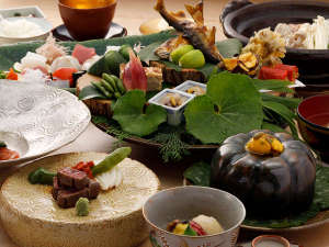 【旬彩懐石コース】草庵秋桜のスタンダード料理。ゆっくりお食事の時間をお楽しみください。