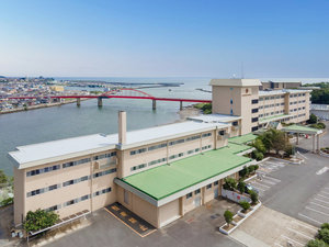 ホテル外観〜那珂川と海門橋