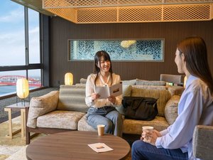 【ロビーラウンジ】チェックイン後はお好みのお飲み物をお楽しみください。
